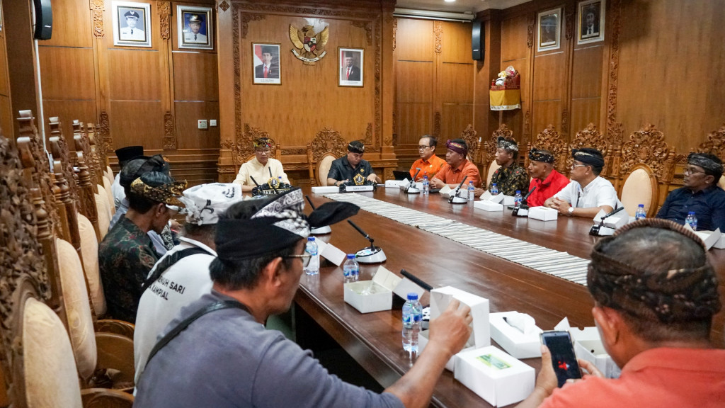 Wabup Ketut Suiasa Terima Jajaran Pengurus Perumahan Raya Kampial